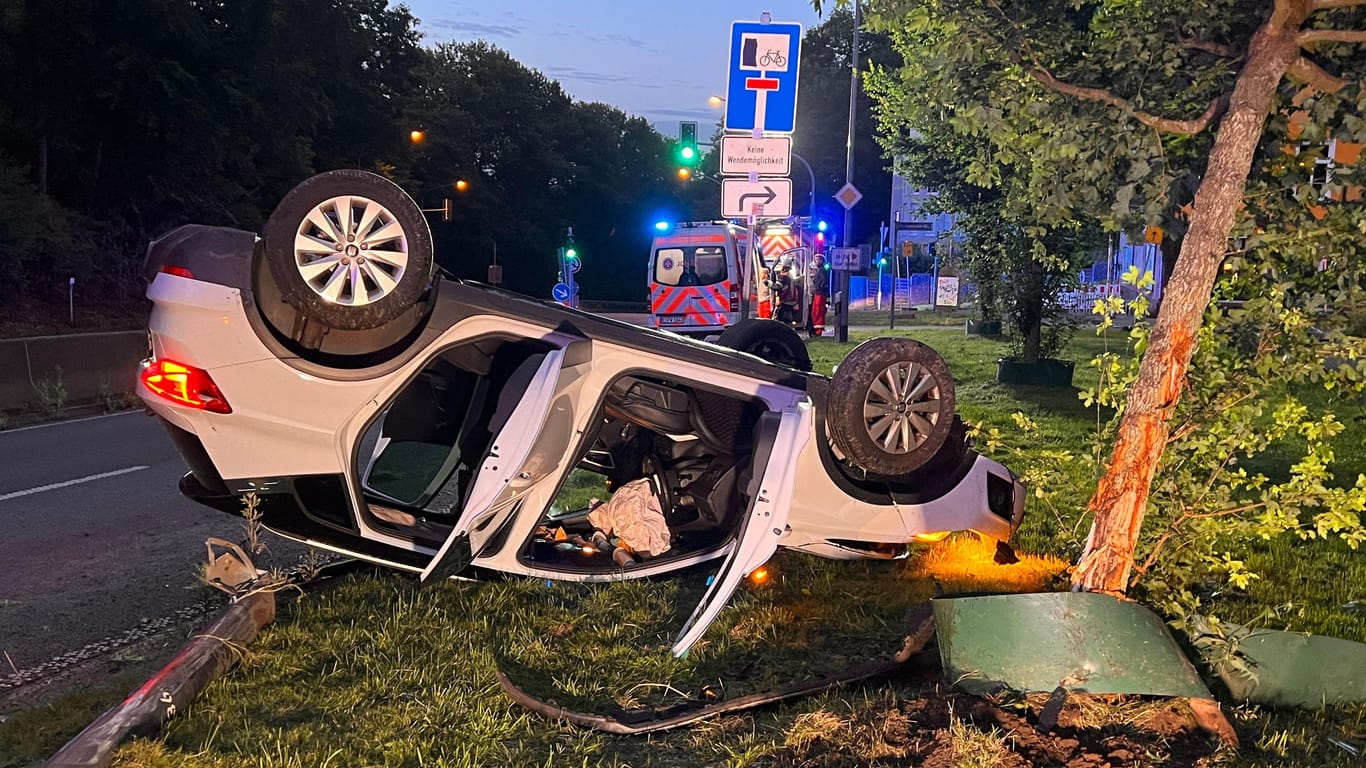 Der demolierte Seat Arona liegt nach dem Zusammenprall mit einer Laterne auf dem Dach: Die drei Insassen wurden schwer verletzt.