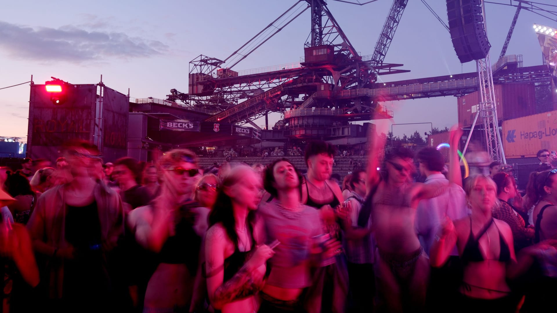 Besucher des "Melt"-Festivals feiern: Auf dem Weg nach Ferropolis hat die Polizei einen mutmaßlichen Dealer aus Bremen geschnappt.