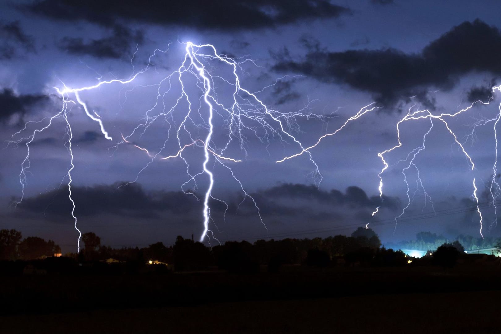 Wie sollte man sich bei einem plötzlich auftretenden Unwetter verhalten? Eine Expertin klärt auf.