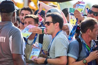Journalisten warten dicht gedrängt auf den Einlass im Stadion: Das Finale der Copa América wurde verspätet angepfiffen.