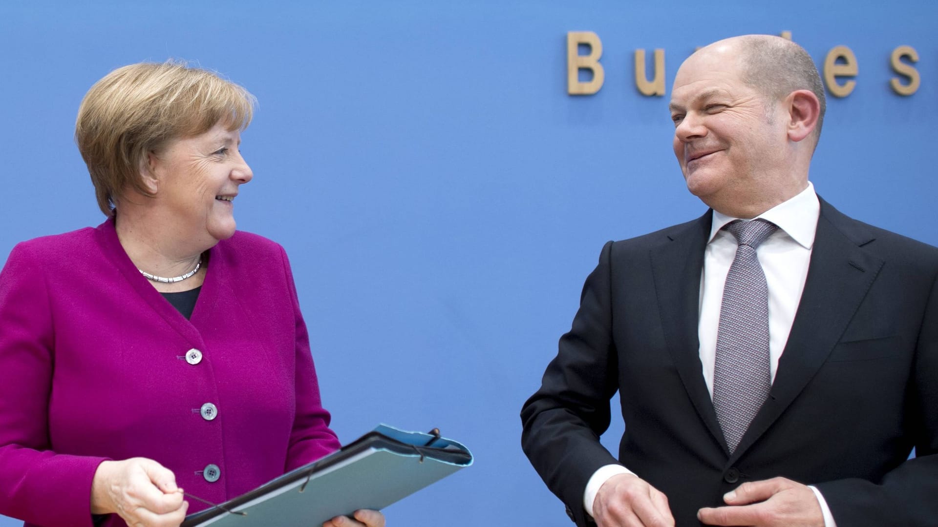 Angela Merkel und Olaf Scholz (Archivbild): Merkel ist Scholz' Vorgängerin.