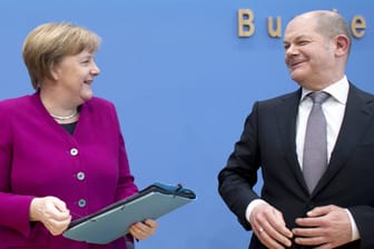 Angela Merkel und Olaf Scholz (Archivbild): Merkel ist Scholz' Vorgängerin.