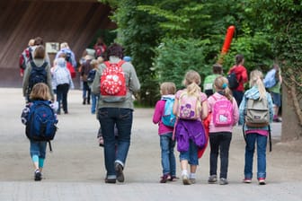 Schüler und Lehrerin bei einem Klassenausflug (Symbolfoto): Der 16-jährige Leon starb auf Klassenfahrt in Italien.