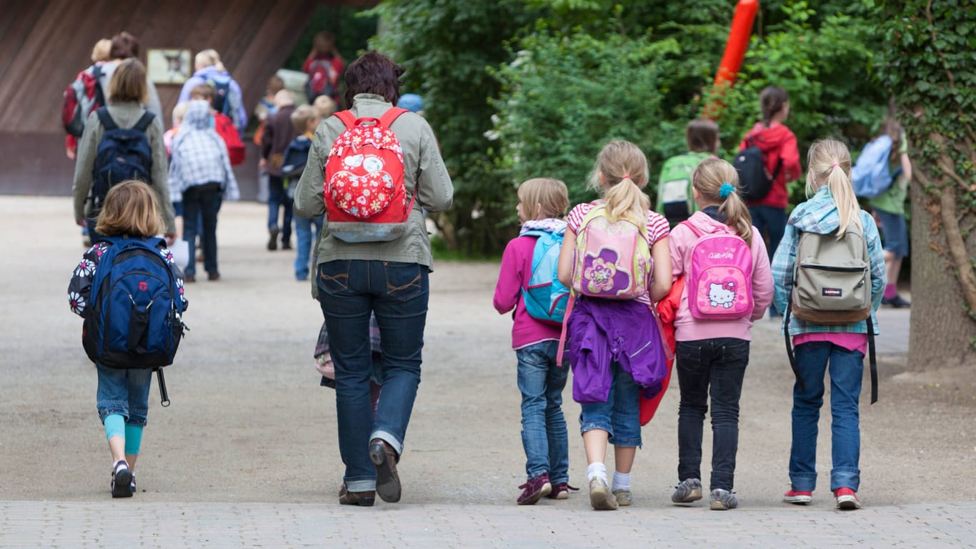 Schüler und Lehrerin bei einem Klassenausflug (Symbolfoto): Der 16-jährige Leon starb auf Klassenfahrt in Italien.