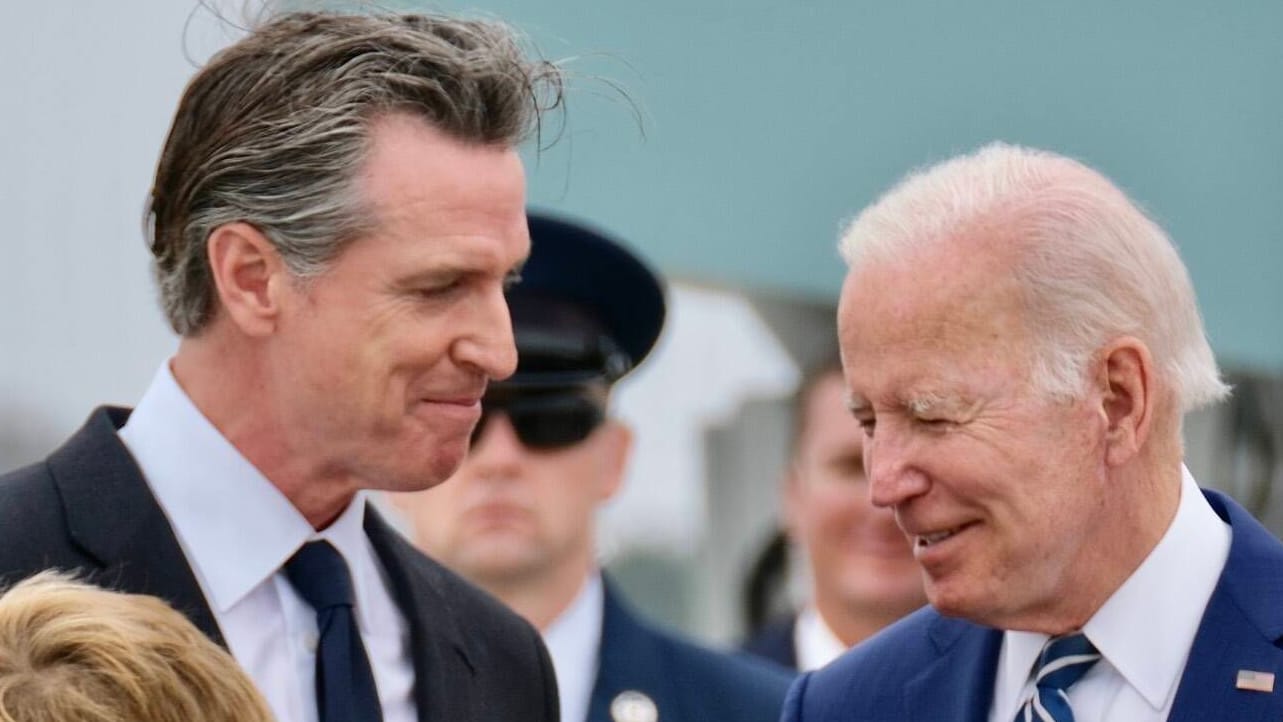 Gavin Newsom (l) und Joe Biden: Der Kalifornier Newsom gilt als Shootingstar seiner Partei.