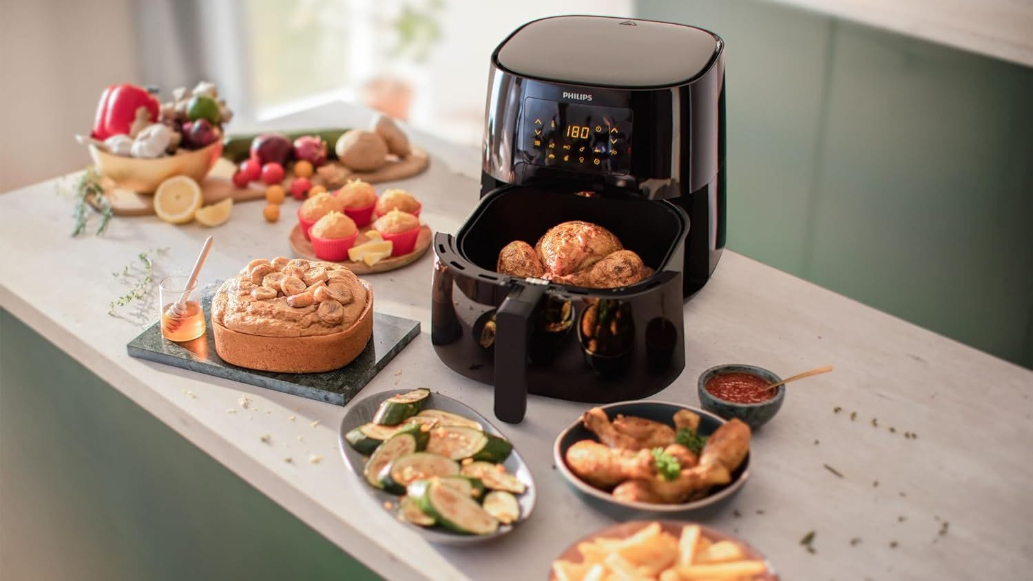 Der Philips Essential Airfryer XL HD9270/90 besitzt einen Garraum von 6,2 Litern, der etwa fünf Portionen fasst und eine ganze Familie versorgen kann.