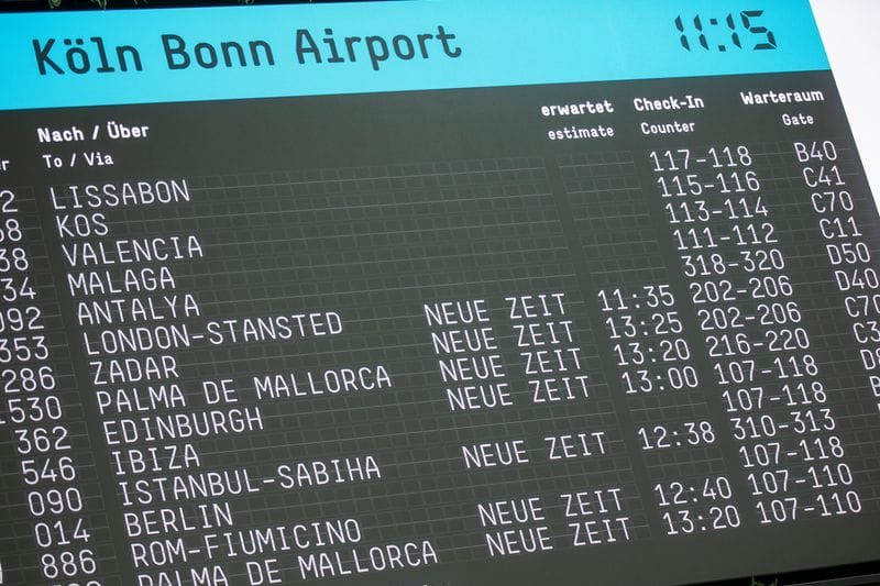 Anzeigendisplay am Flughafen Köln-Bonn zeigt Verspätungen an