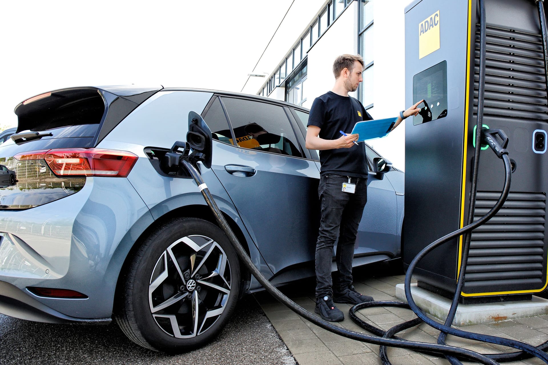 Elektroautos im ADAC-Check: Ein 20-minütiger Ladestopp ist Teil des Reichweitentests.