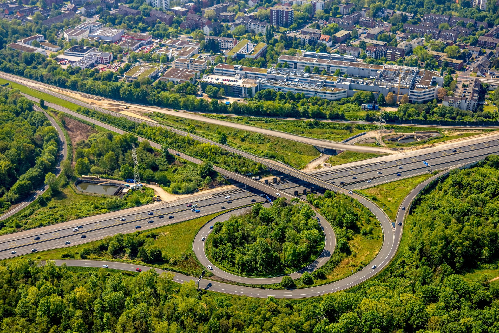 Autobahn-Dreieck mit A46 und A59 bei Düsseldorf (Symbolfoto): Die durch Köln fließende A59 muss während der Sommerferien mehrfach gesperrt werden.