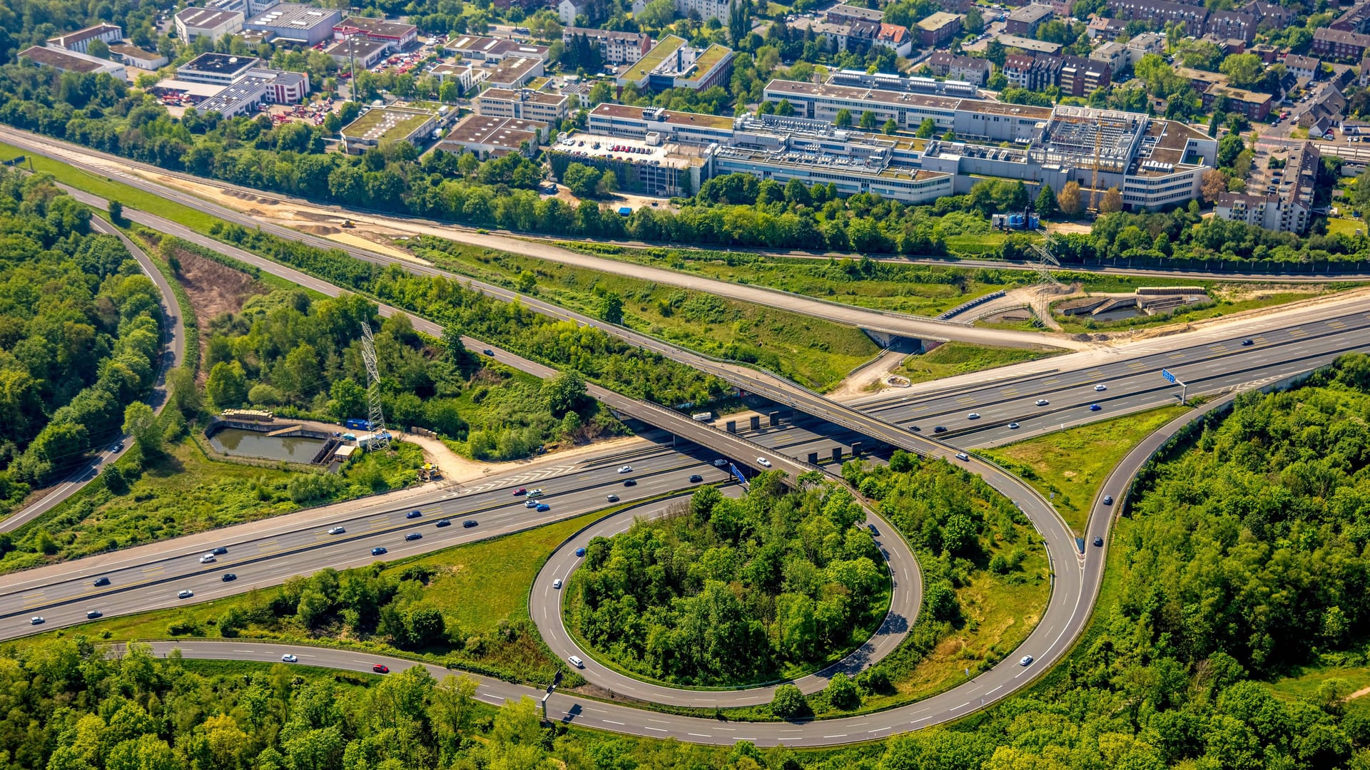 Autobahn-Dreieck mit A46 und A59 bei Düsseldorf (Symbolfoto): Die durch Köln fließende A59 muss während der Sommerferien mehrfach gesperrt werden.