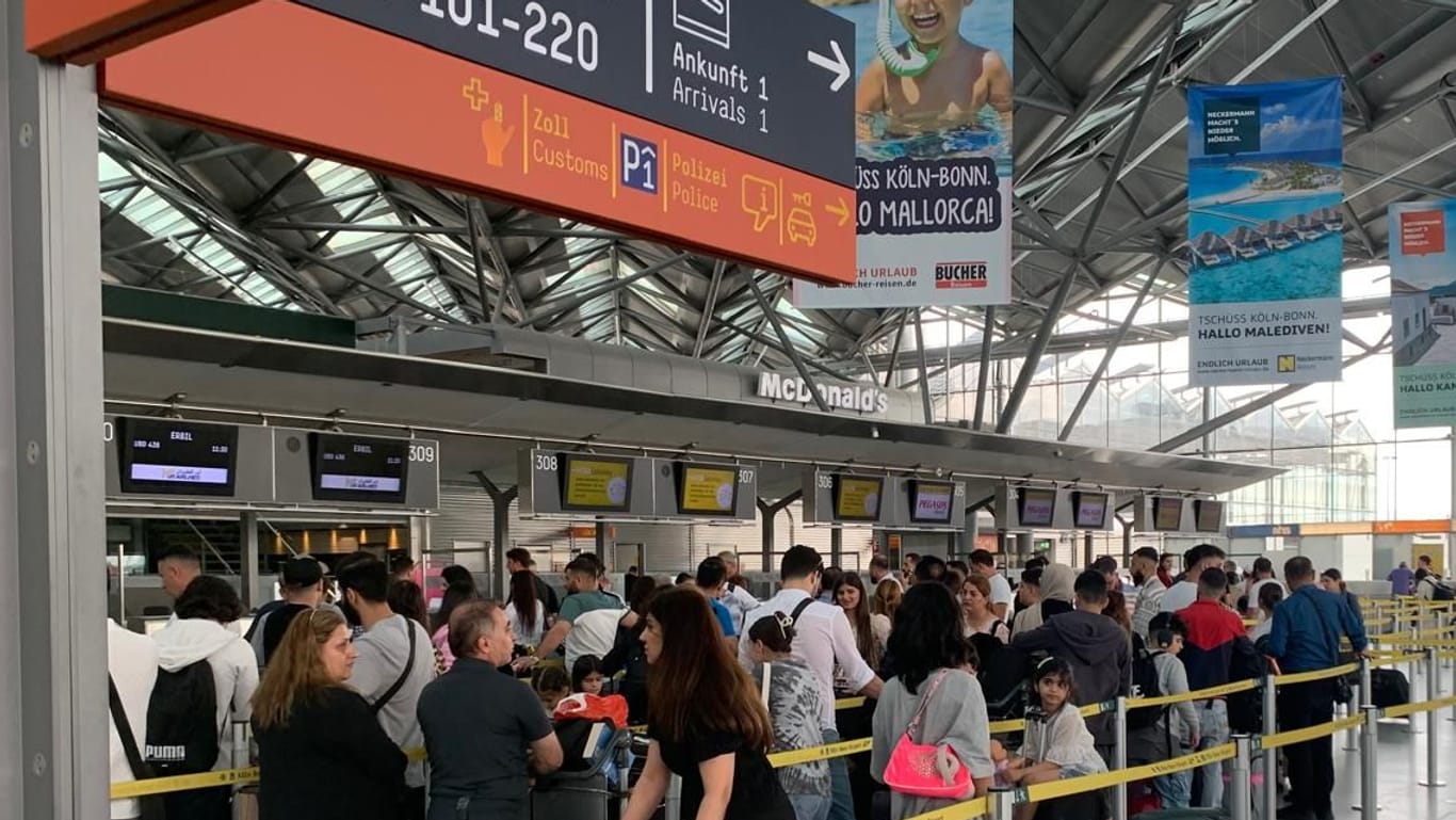 Wartende am Flughafen Köln/Bonn: Am Mittwoch fallen mehrere Flüge aus oder verspäten sich.