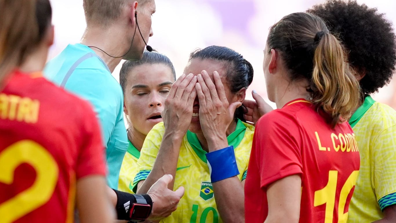 Brasiliens Marta (10) kann es nicht fassen: Der Referee hat sie gerade des Feldes verwiesen.