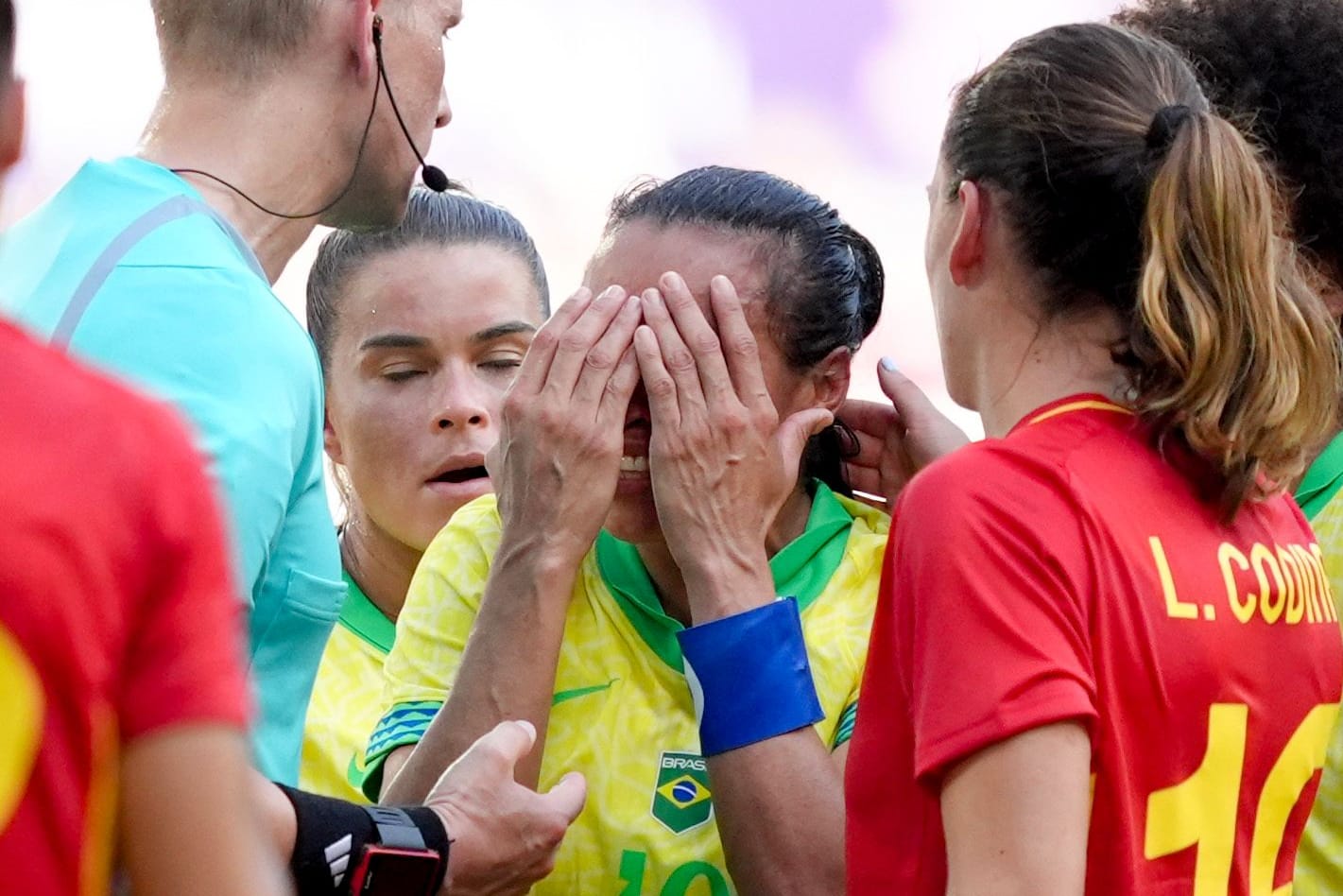 Brasiliens Marta (10) kann es nicht fassen: Der Referee hat sie gerade des Feldes verwiesen.