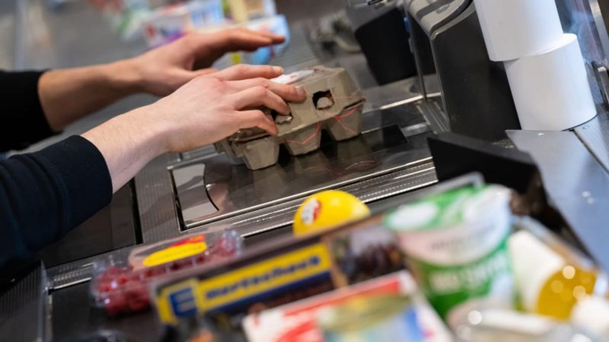 Kassierer scannt ein Produkt zu wenig – ist das Diebstahl? Kassierer scannt ein Produkt zu wenig – ist das Diebstahl?