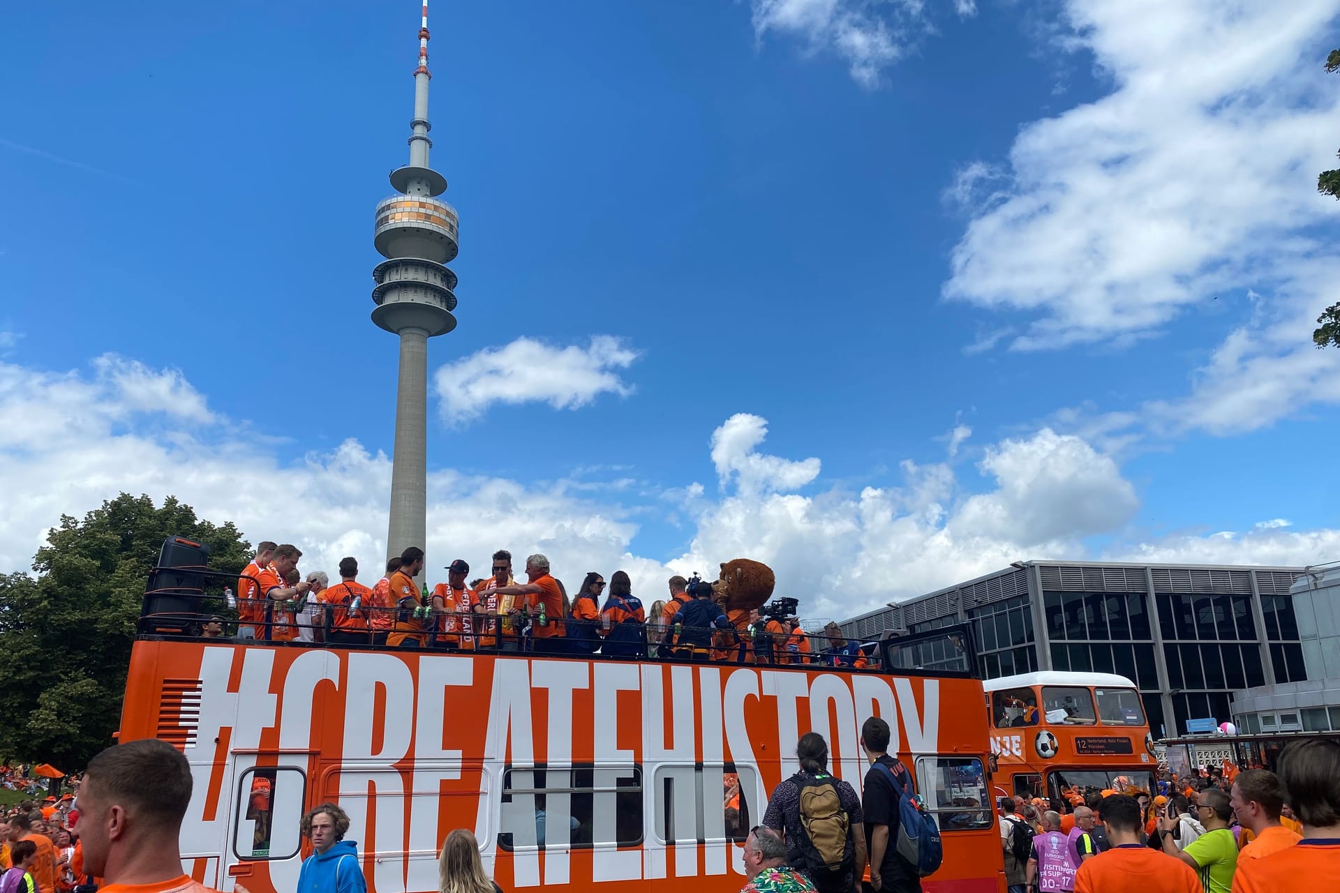 Die Oranje-Busse warten auf das Go für den Fan-Marsch in Richtung Fan Zone.