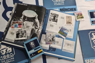 Das neue Panini-Album des TSV 1860 München: Ein elementarer Teil des Hefts dreht sich um die glorreichen 1960er-Jahre des Vereins.