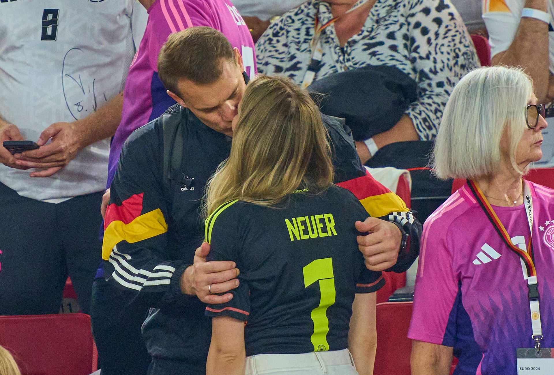 Manuel Neuer erhielt nach der Niederlage von seiner Frau Anika viel Zuwendung.