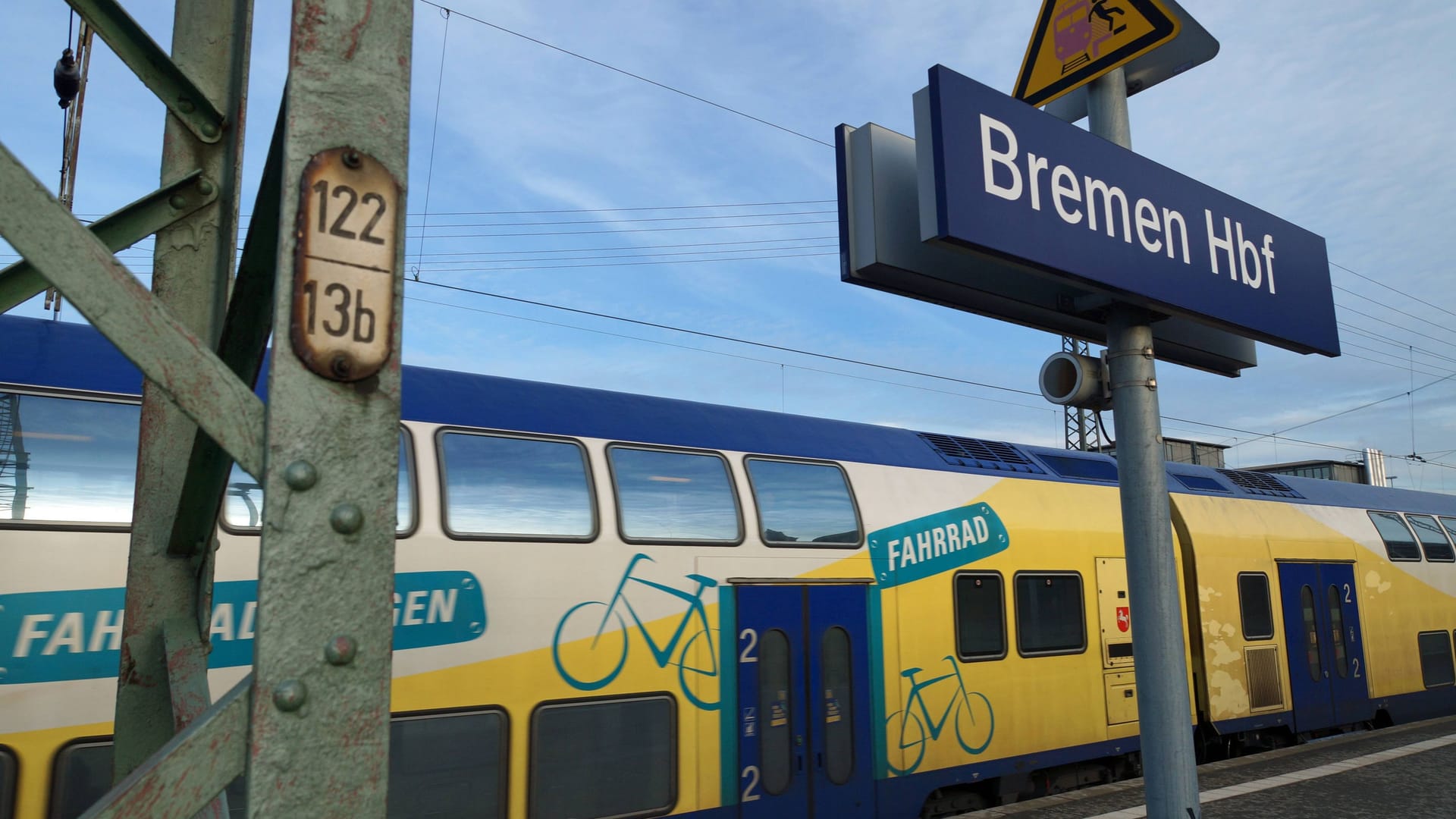 Ein Metronom-Zug im Hauptbahnhof von Bremen (Symbolbild): Weil der Strom ausgefallen ist, funktioniert das Stellwerk nicht.