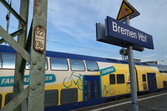 Ein Metronom-Zug im Hauptbahnhof von Bremen (Symbolbild): Weil der Strom ausgefallen ist, funktioniert das Stellwerk nicht.