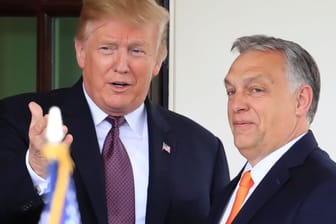 Donald Trump (l) und Viktor Orban