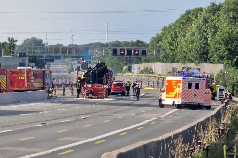 Sperrung an der A1: Der Lkw soll von einem Spezialisten untersucht werden.