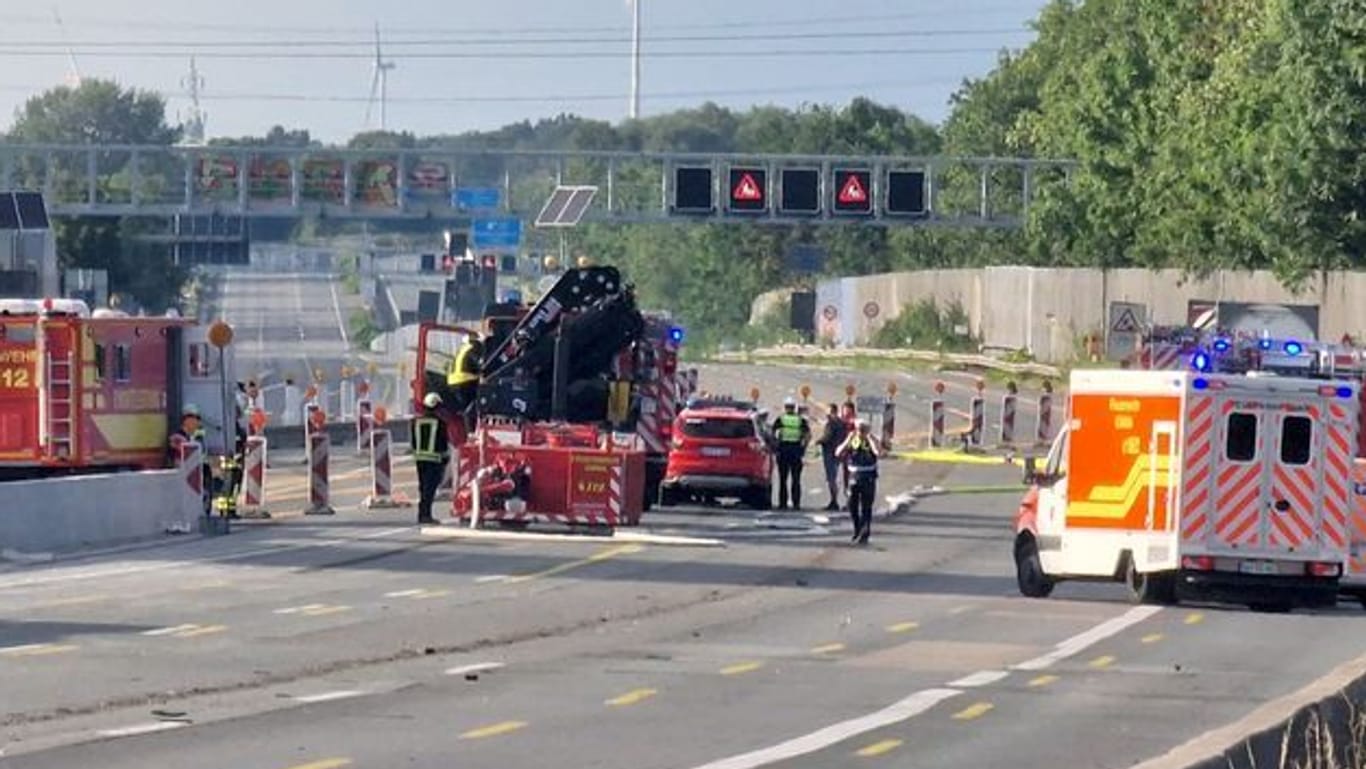 Sperrung an der A1: Der Lkw soll von einem Spezialisten untersucht werden.