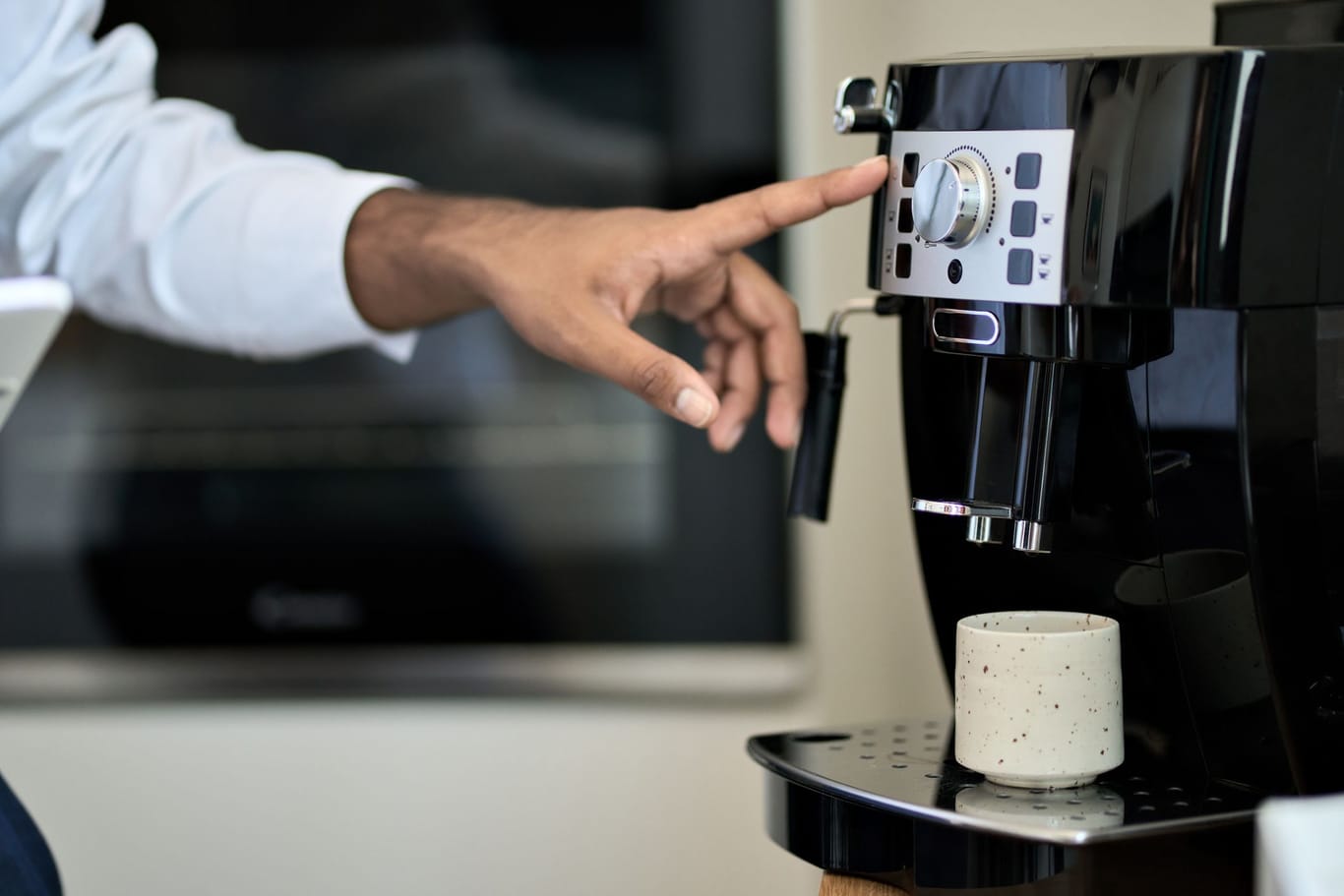 Kaffeevollautomaten müssen gepflegt werden: Dazu zählt neben der Einstellung auch die Reinigung.