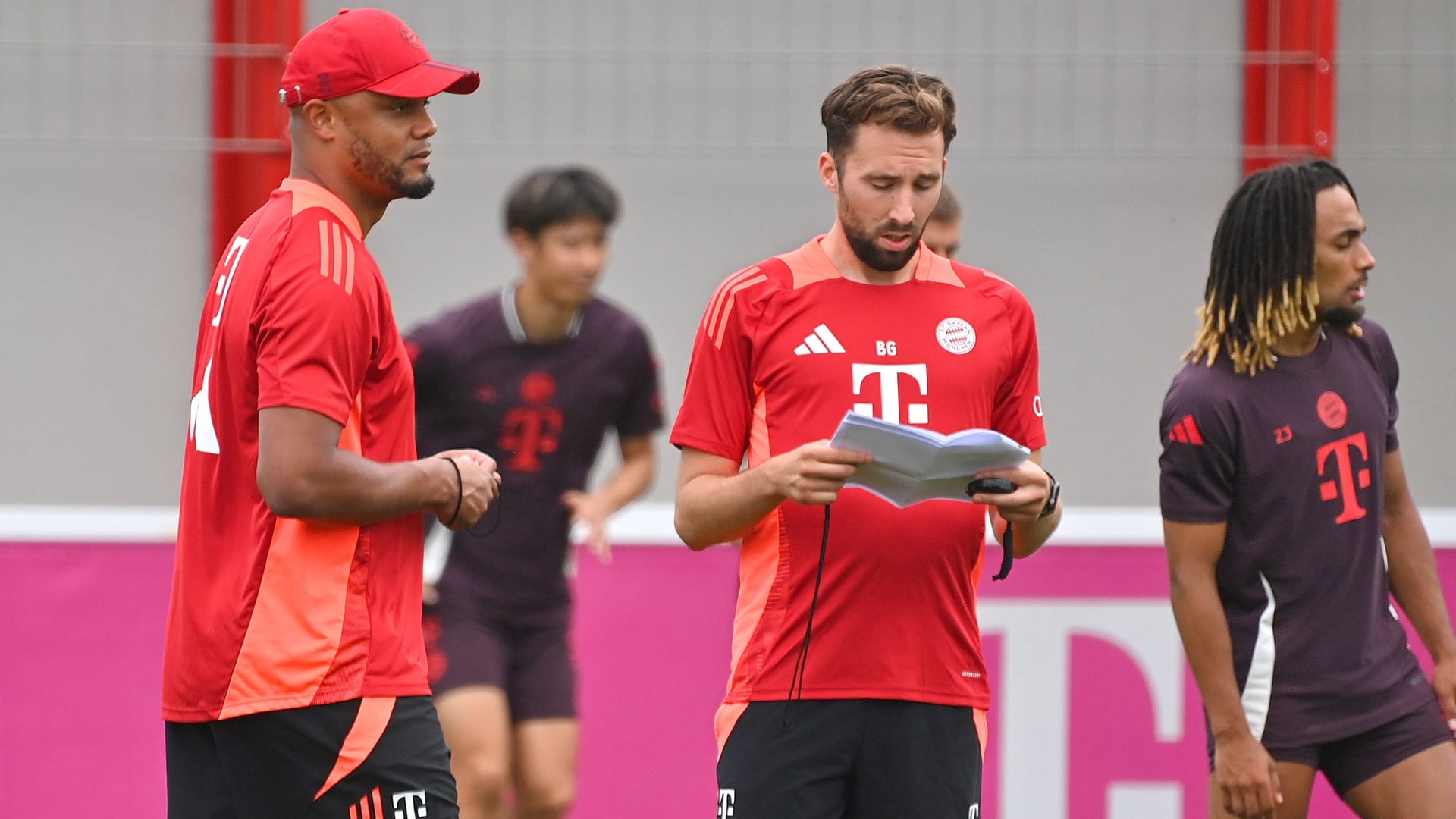 Vincent Kompany (l.) mit Bram Geers: Der Cheftrainer des FC Bayern überließ seinem Athletiktrainer die Anleitung der ersten Trainingsübung.