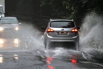 Überflutete Straßen bei Starkregen (Symbolbild): Das Gewitter war am Sonntag vor allem im Bremer Norden zu spüren.