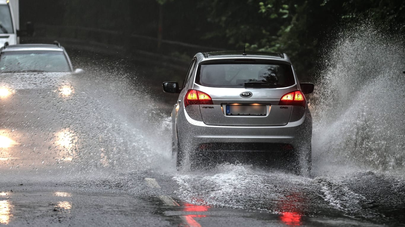 Überflutete Straßen bei Starkregen (Symbolbild): Das Gewitter war am Sonntag vor allem im Bremer Norden zu spüren.