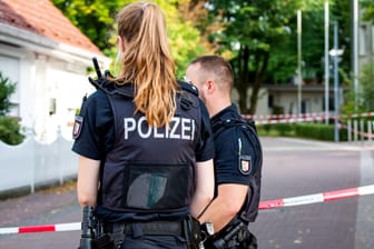 Polizisten stehen vor der Schule in Wedel: Einer der vier jungen Männer soll den Dozenten niedergestochen haben.