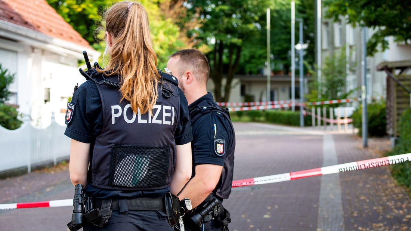 Polizisten stehen vor der Schule in Wedel: Einer der vier jungen Männer soll den Dozenten niedergestochen haben.