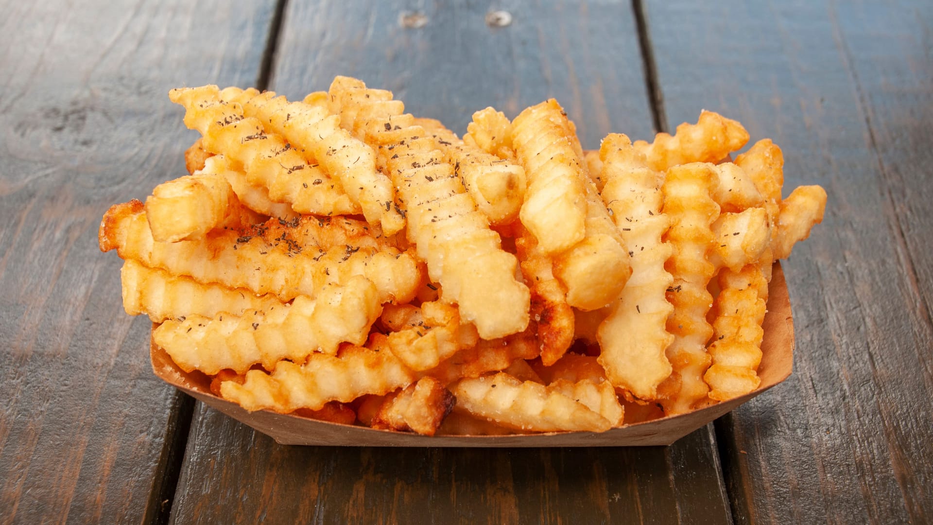 Pommes frites: Wer 200 Kilokalorien nicht überschreiten will, sollte sich seine Portion lieber teilen.