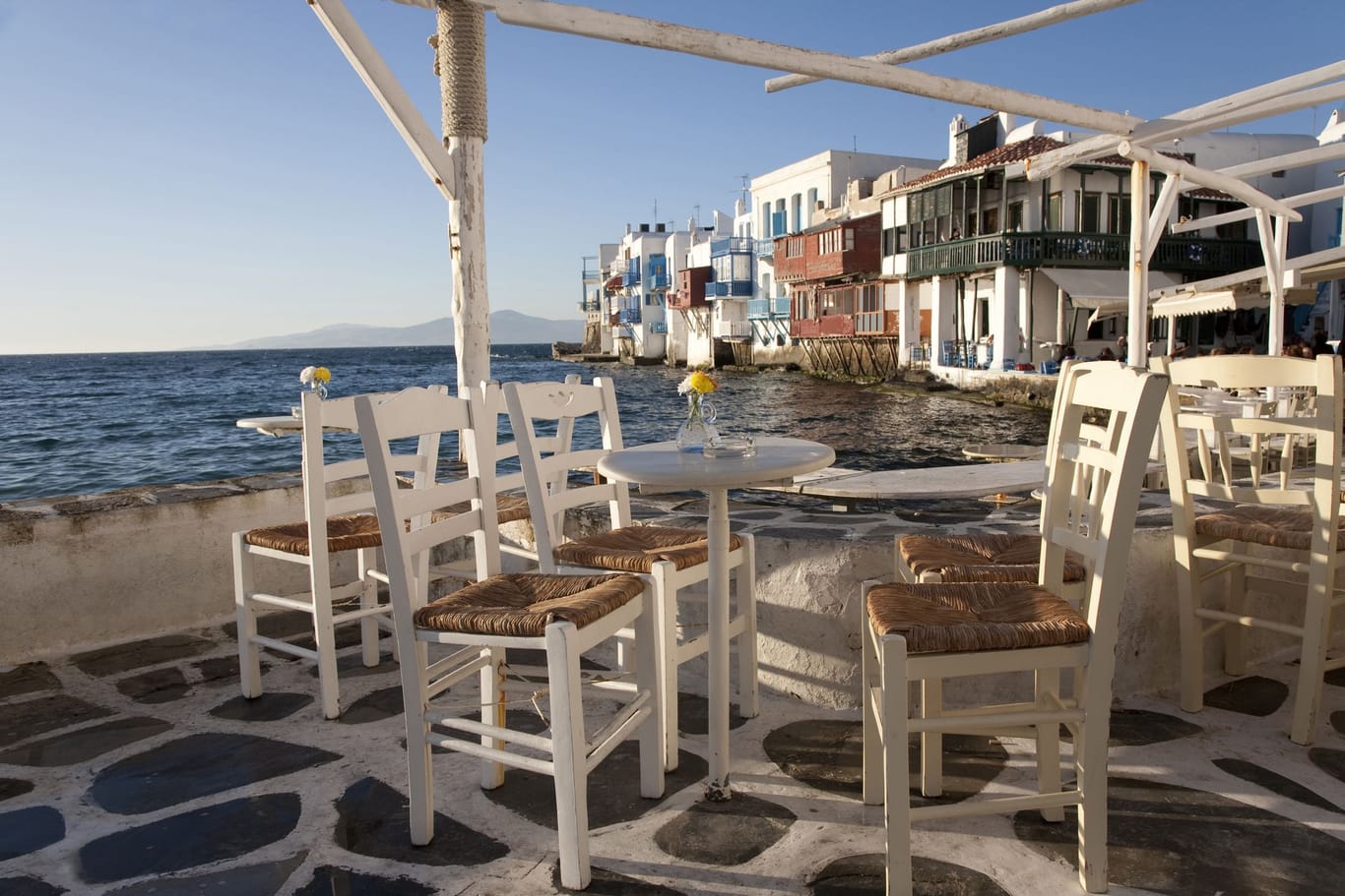 Die Bar "DK Oyster" am Strand von Platis Gialos auf Mykonos. Hier müssen Touristen tief in die Tasche greifen - einige sprechen von Betrug.