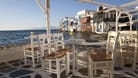 Die Bar "DK Oyster" am Strand von Platis Gialos auf Mykonos. Hier müssen Touristen tief in die Tasche greifen - einige sprechen von Betrug.