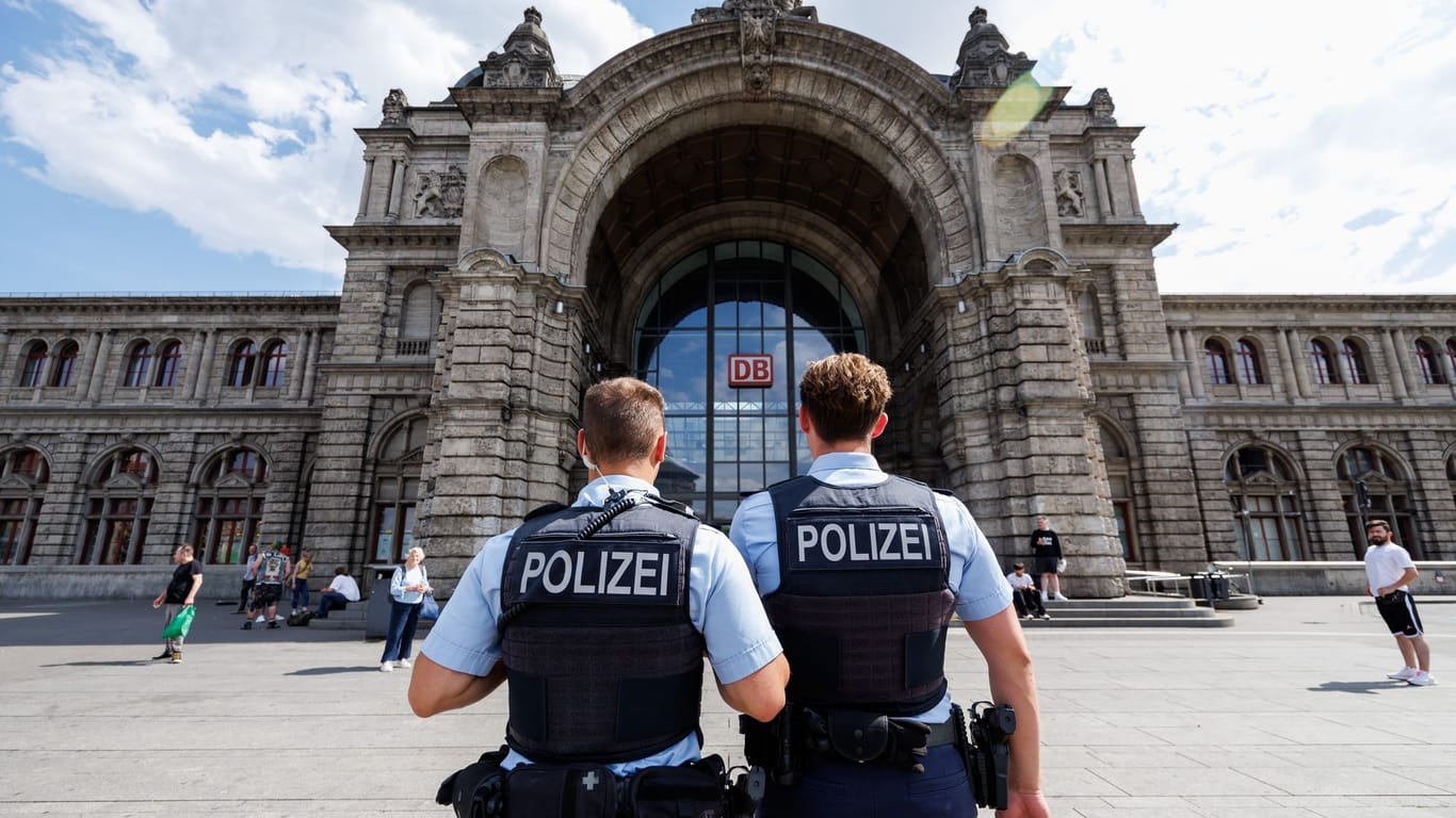 Polizisten am Nürnberger Hauptbahnhof