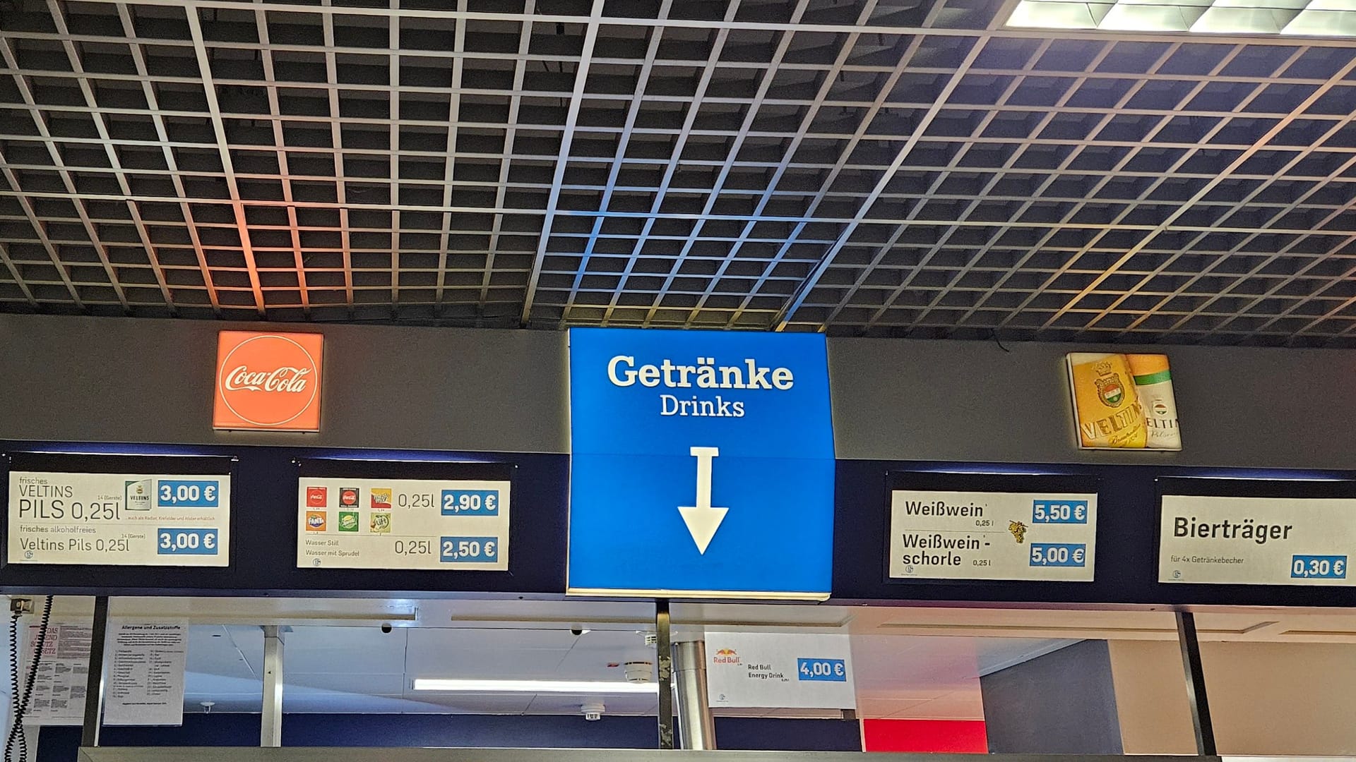 In der Veltins-Arena gibt es zahlreiche Getränkestände. Dort kann nur mit Karte gezahlt werden.