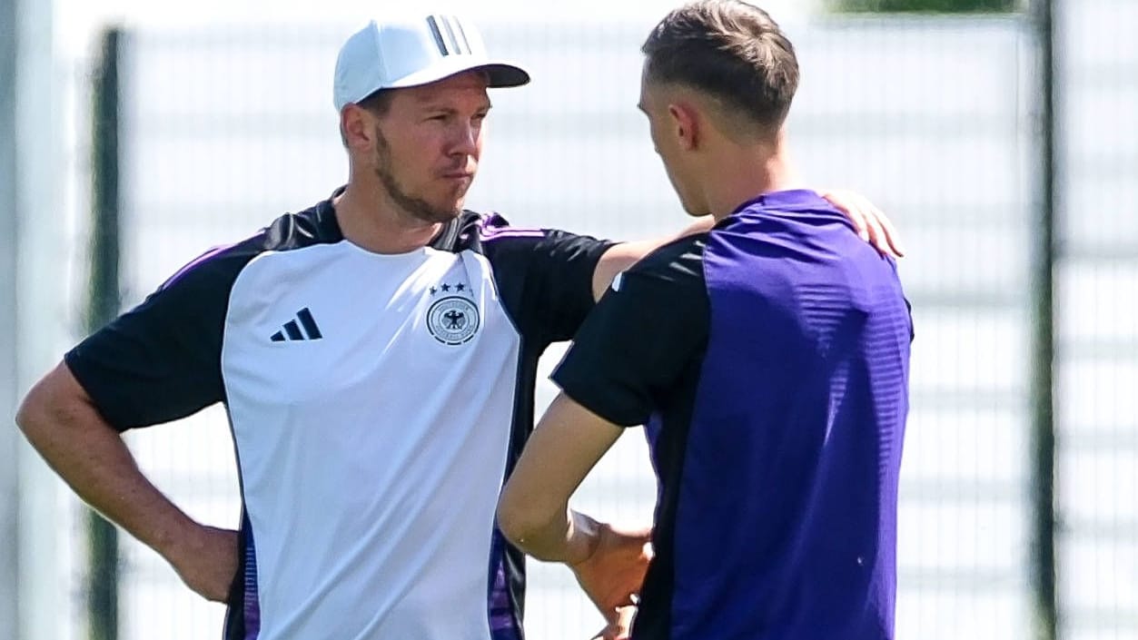 Bundestrainer Julian Nagelsmann (l.) spricht mit Nico Schlotterbeck im Training: Die Vorbereitung auf Spanien läuft geheim.