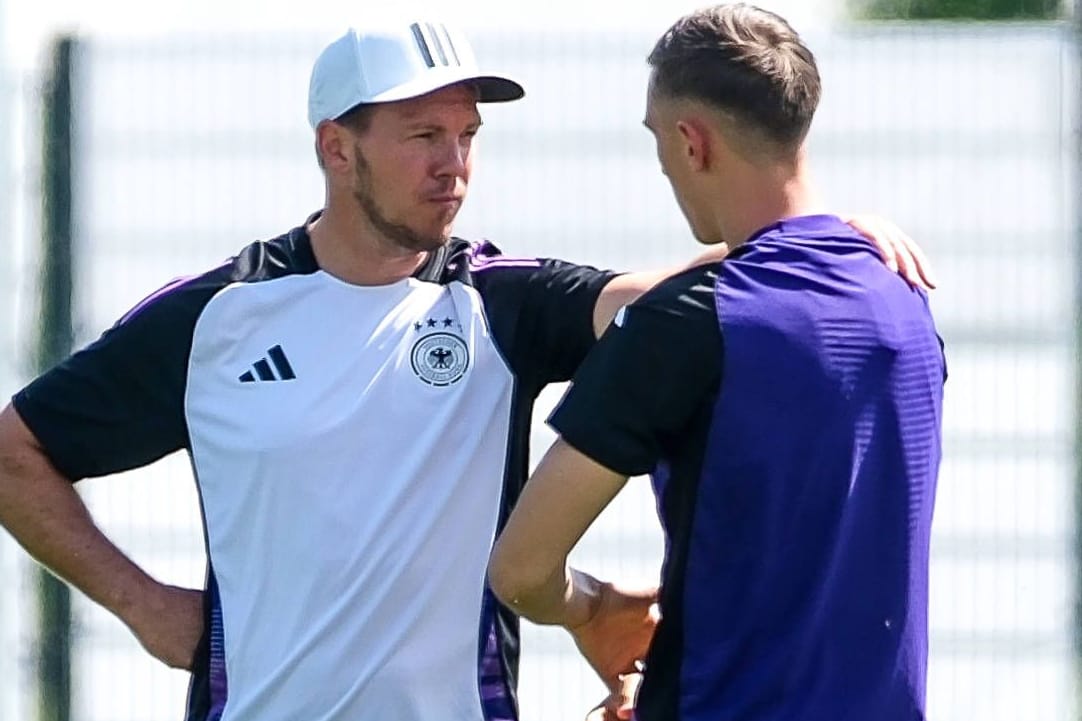 Bundestrainer Julian Nagelsmann (l.) spricht mit Nico Schlotterbeck im Training: Die Vorbereitung auf Spanien läuft geheim.