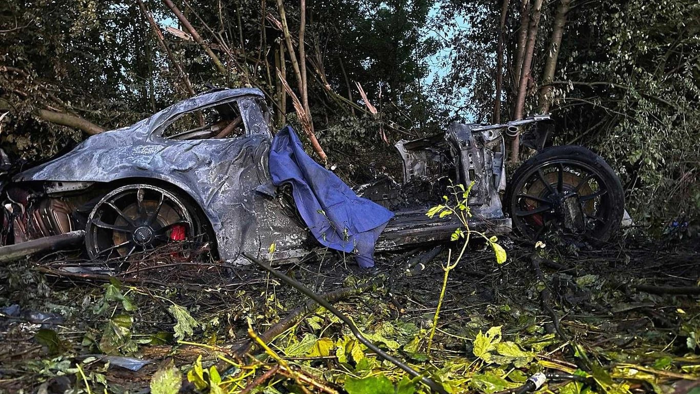 Der ausgebrannte Porsche: Die beiden Insassen hatten keine Chance.