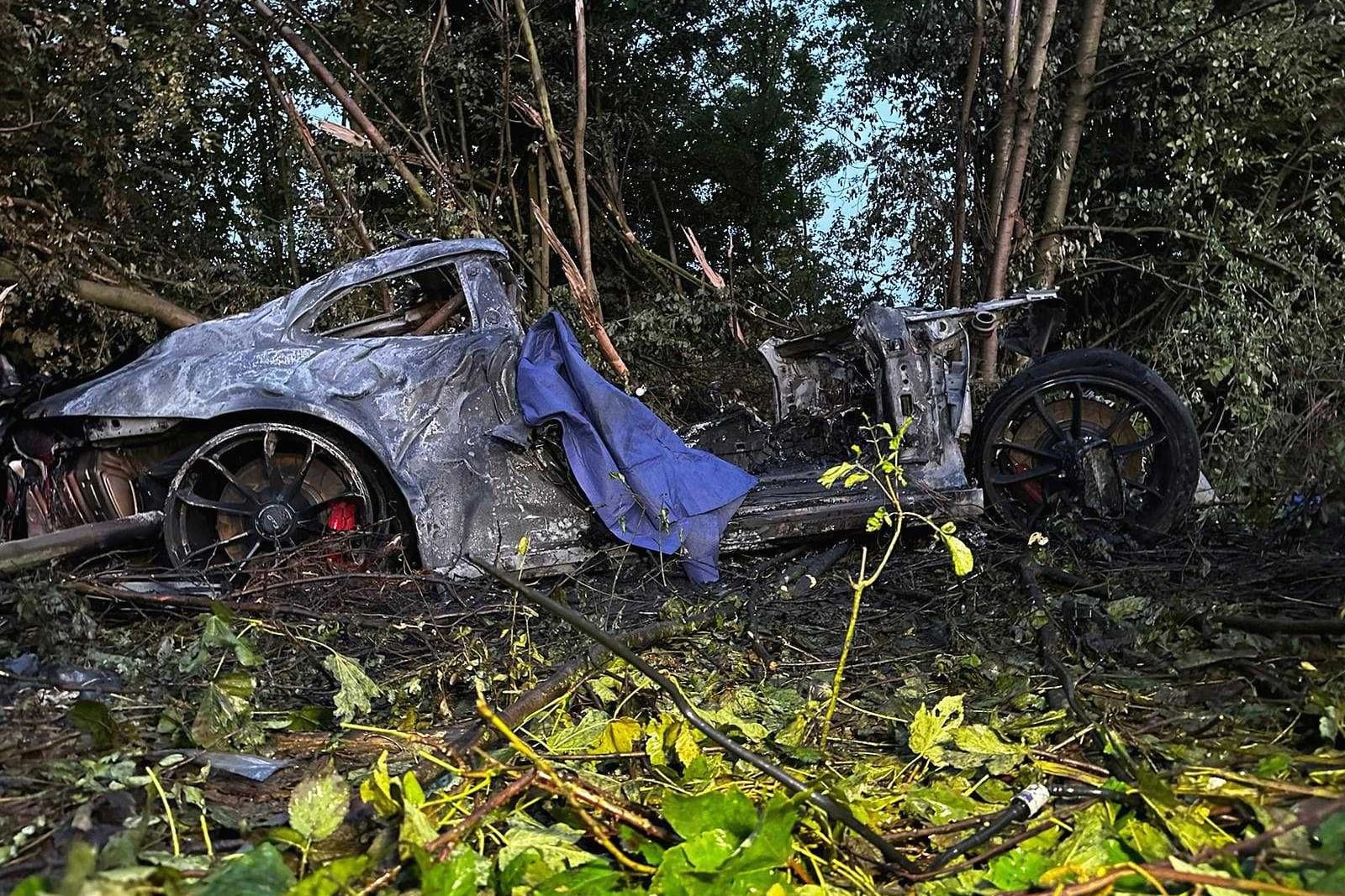 Der ausgebrannte Porsche: Die beiden Insassen hatten keine Chance.