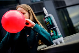 Eine Jugendliche konsumiert Lachgas (Archivbild): Insbesondere bei jungen Menschen ist die Droge beliebt.