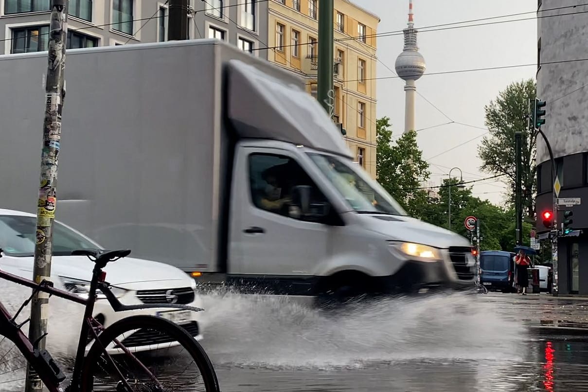 Starker Regen setzt Berliner Straßen unter Wasser