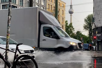 Starker Regen setzt Berliner Straßen unter Wasser