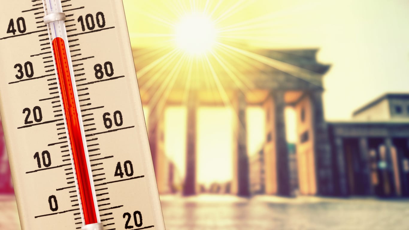 Ein Thermometer und Hitze im Sommer im Berlin (Symbolbild): Nach einem verregneten Wochenende wird es wieder heiß in Berlin.