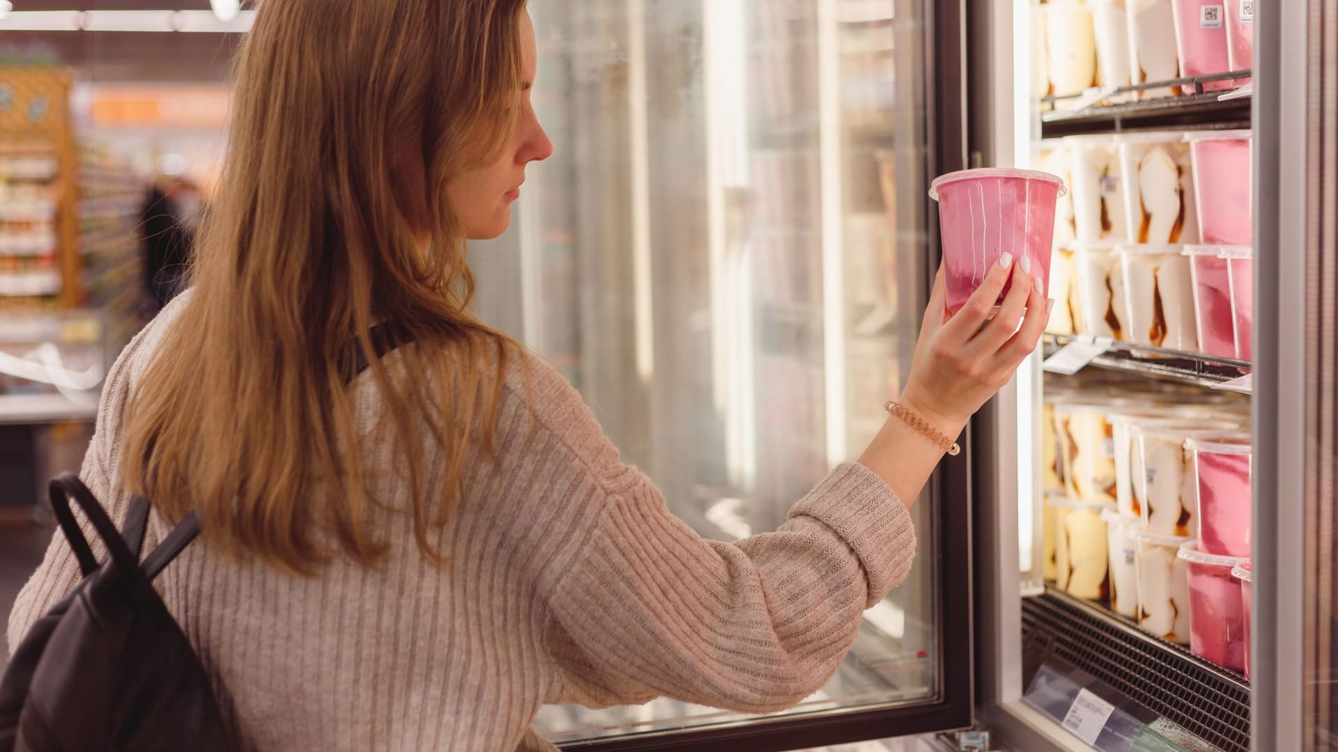 Einkaufen: Sieht das Eis bereits angetaut aus, lassen Sie es lieber stehen.