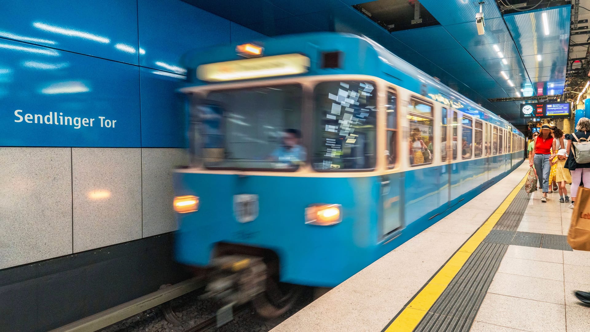 Eine U-Bahn fährt am Sendlinger Tor ein (Archivbild): Die Linie 1 ist von der Sperrung nicht betroffen.