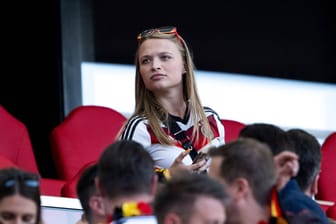 Influencerin Lisa Küppers beim EM-Spiel Deutschland gegen Ungarn: Fans kritisieren die Anwesenheit der Social-Media-Stars.