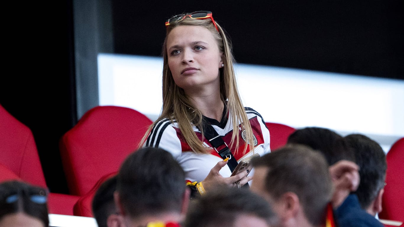 Influencerin Lisa Küppers beim EM-Spiel Deutschland gegen Ungarn: Fans kritisieren die Anwesenheit der Social-Media-Stars.