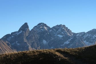 Das Panorama der Alpen (Archivbild): Ein stabiles Hochdruckgebiet sorgt derzeit für Ideales Wanderwetter in den bayerischen Alpen.